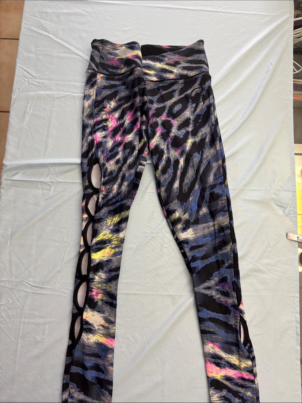 Equilibrium Leggings with side Cutout Detail - Multicolor